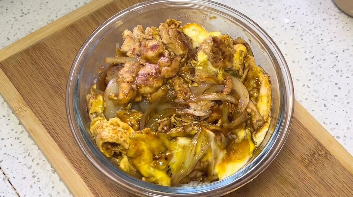 Bol de riz au poulet et à l'œuf (Style Oyakodon)