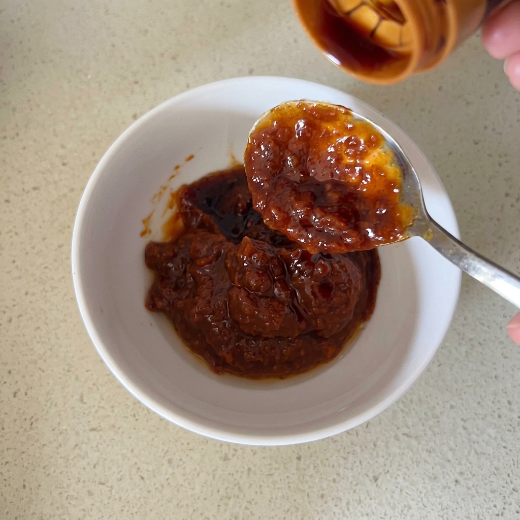 Gros plan des ingrédients de la sauce mélangés dans un bol.
