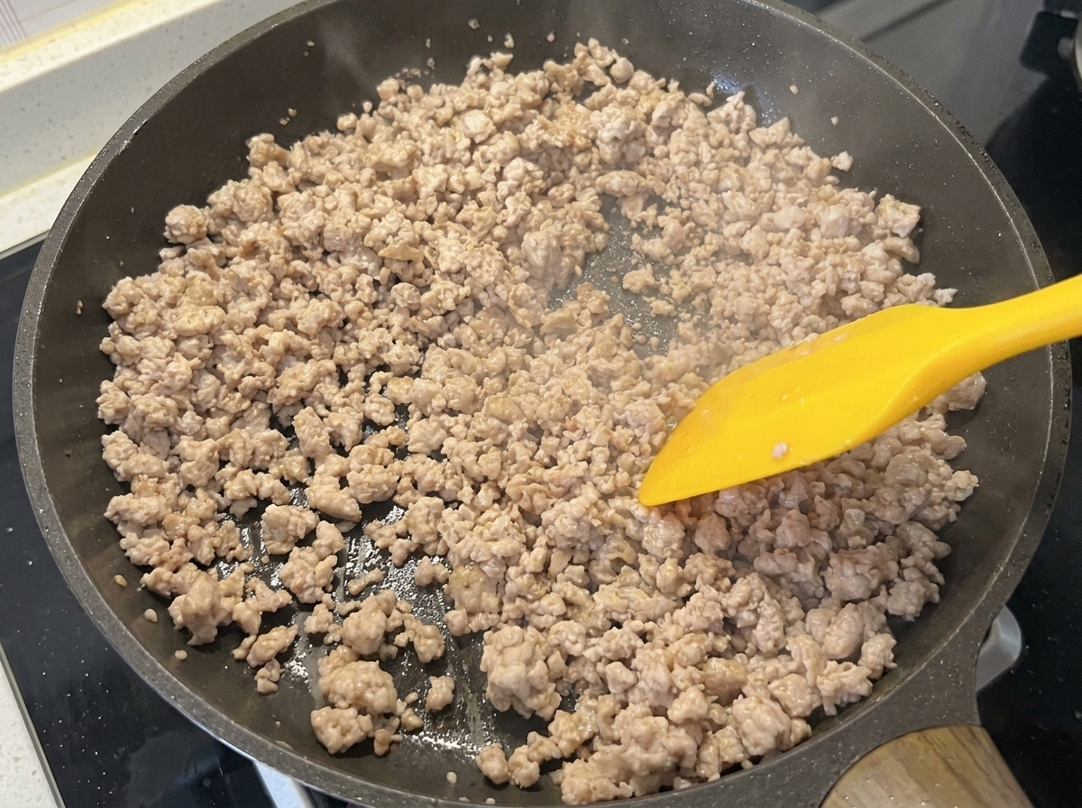 Le porc haché dans la poêle, doré et sec après avoir été sauté.