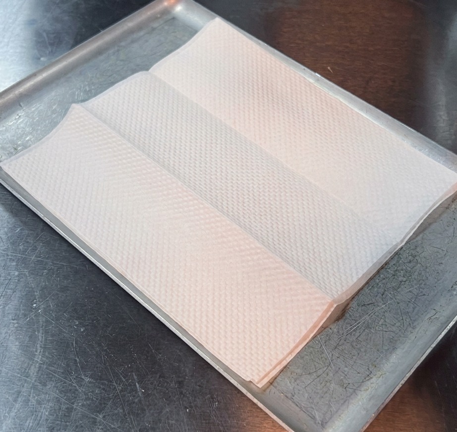 Gros plan sur un steak frit doré et croustillant reposant sur un papier absorbant propre.