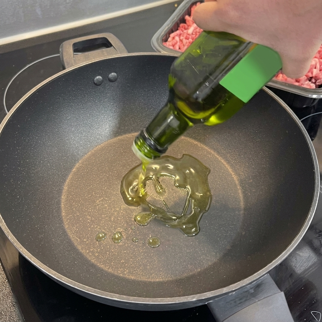 Le mélange ail et piment grésillant dans un wok chaud avec de lhuile.