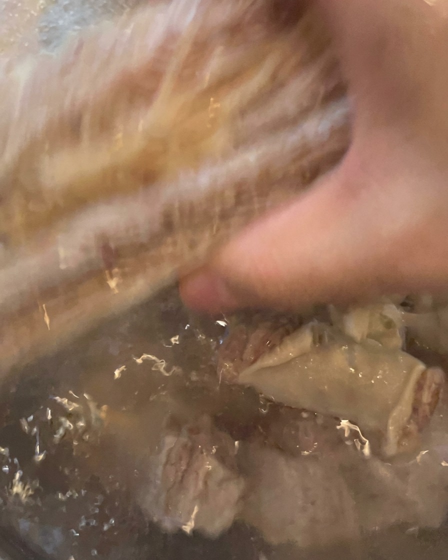 Côtes de bœuf rincées sous leau du robinet, propres et prêtes pour la casserole.