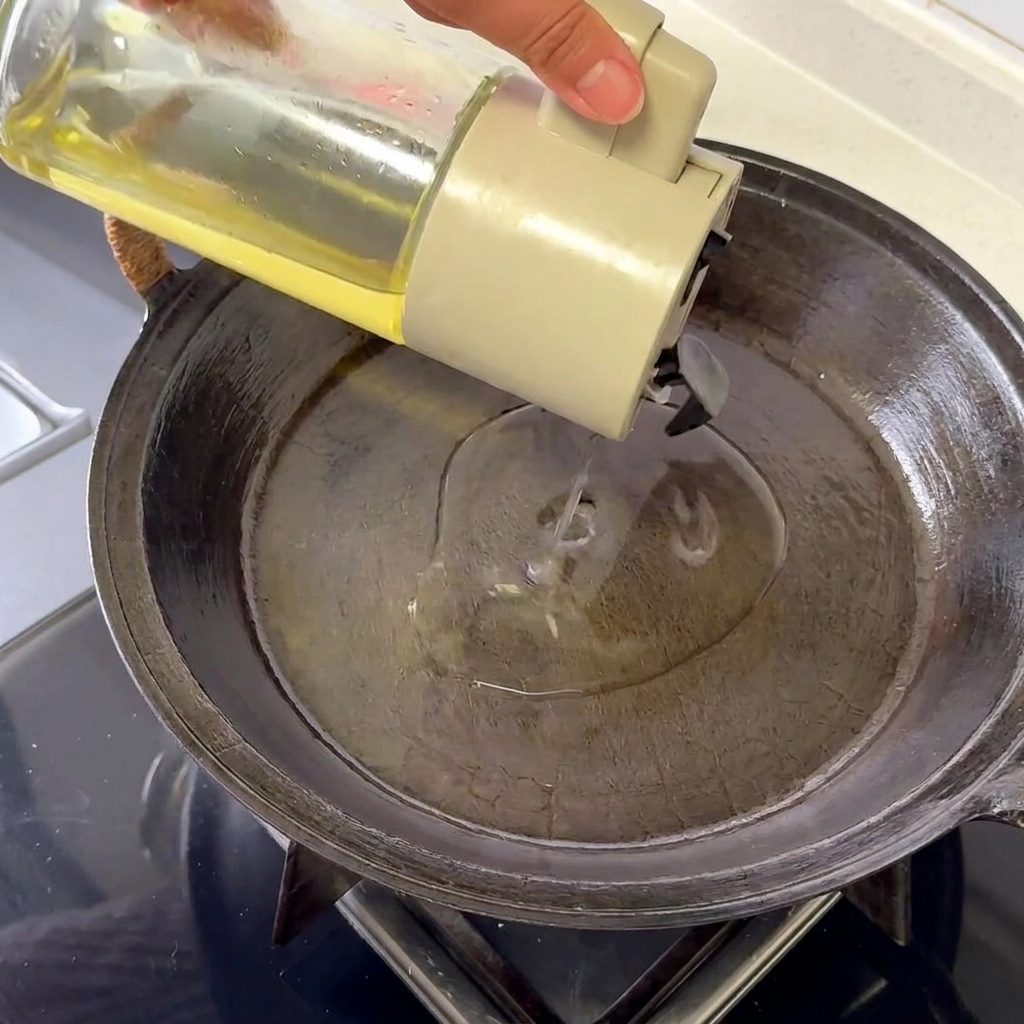 Un œuf en train de frire dans une poêle chaude, montrant un blanc bouillonnant et des bords croustillants.