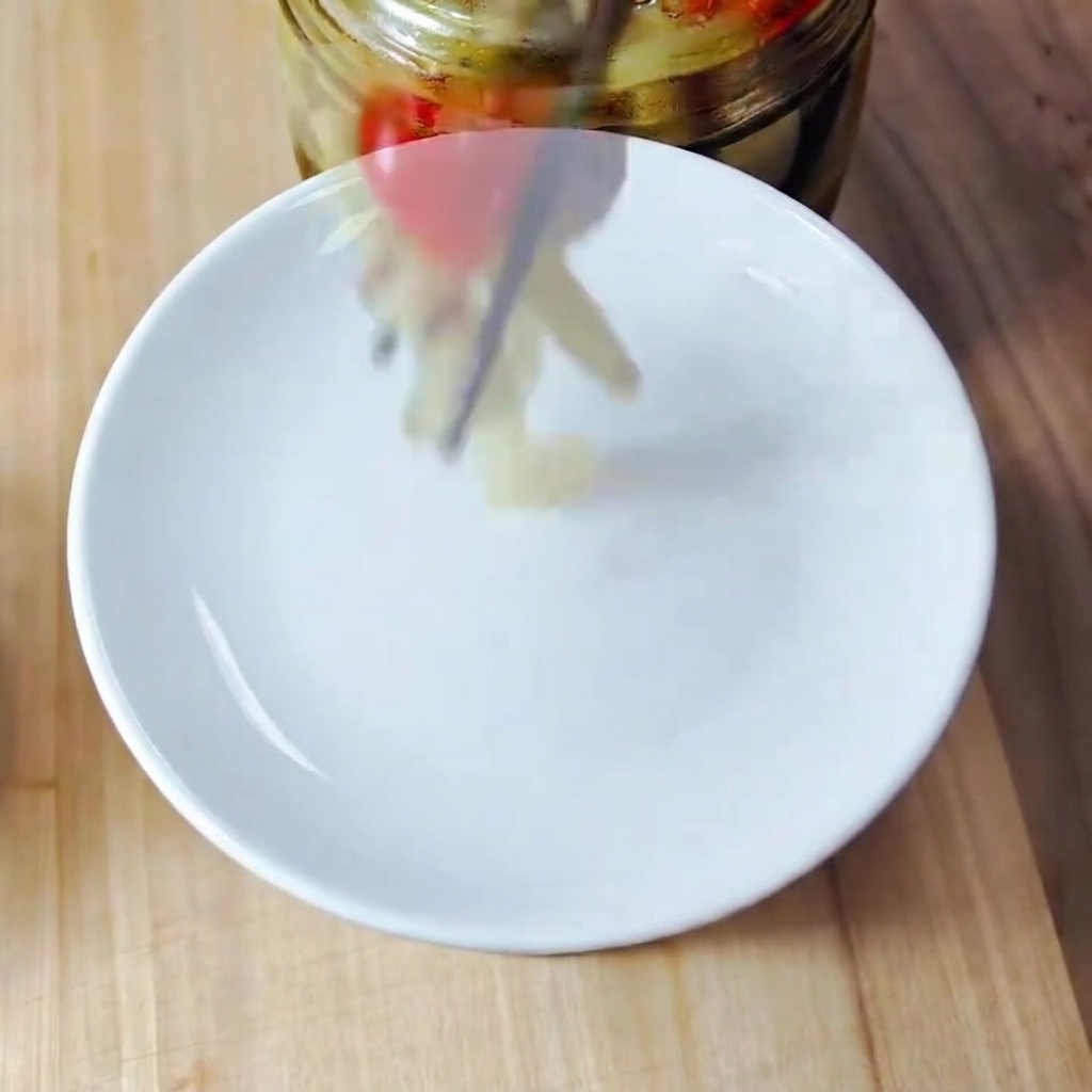 Morceaux de kimchi finement hachés sur une planche à découper en bois.