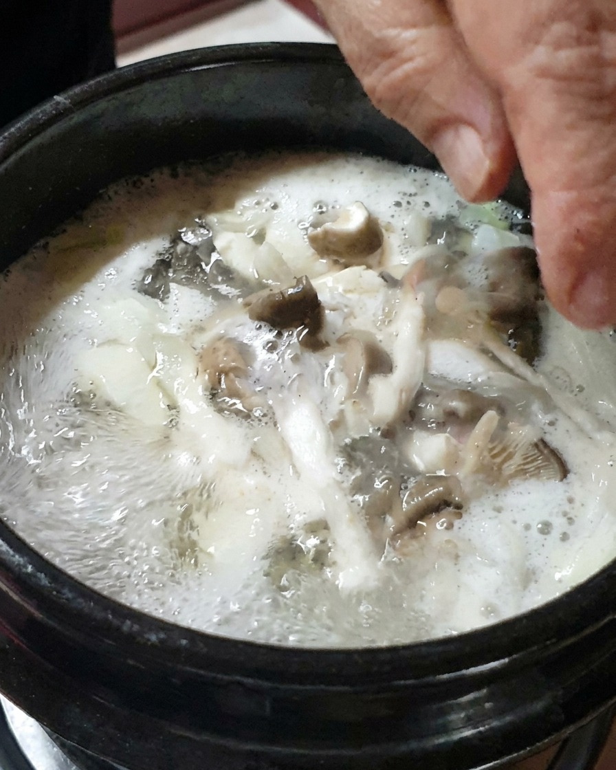 Oignons hachés et champignons tranchés ajoutés au ragoût.
