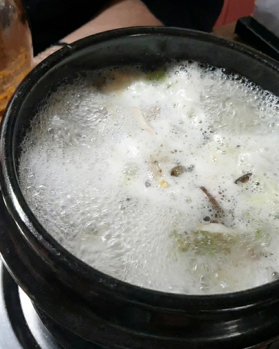 Une grosse cuillerée de pâte de soja épaisse incorporée au bouillon.