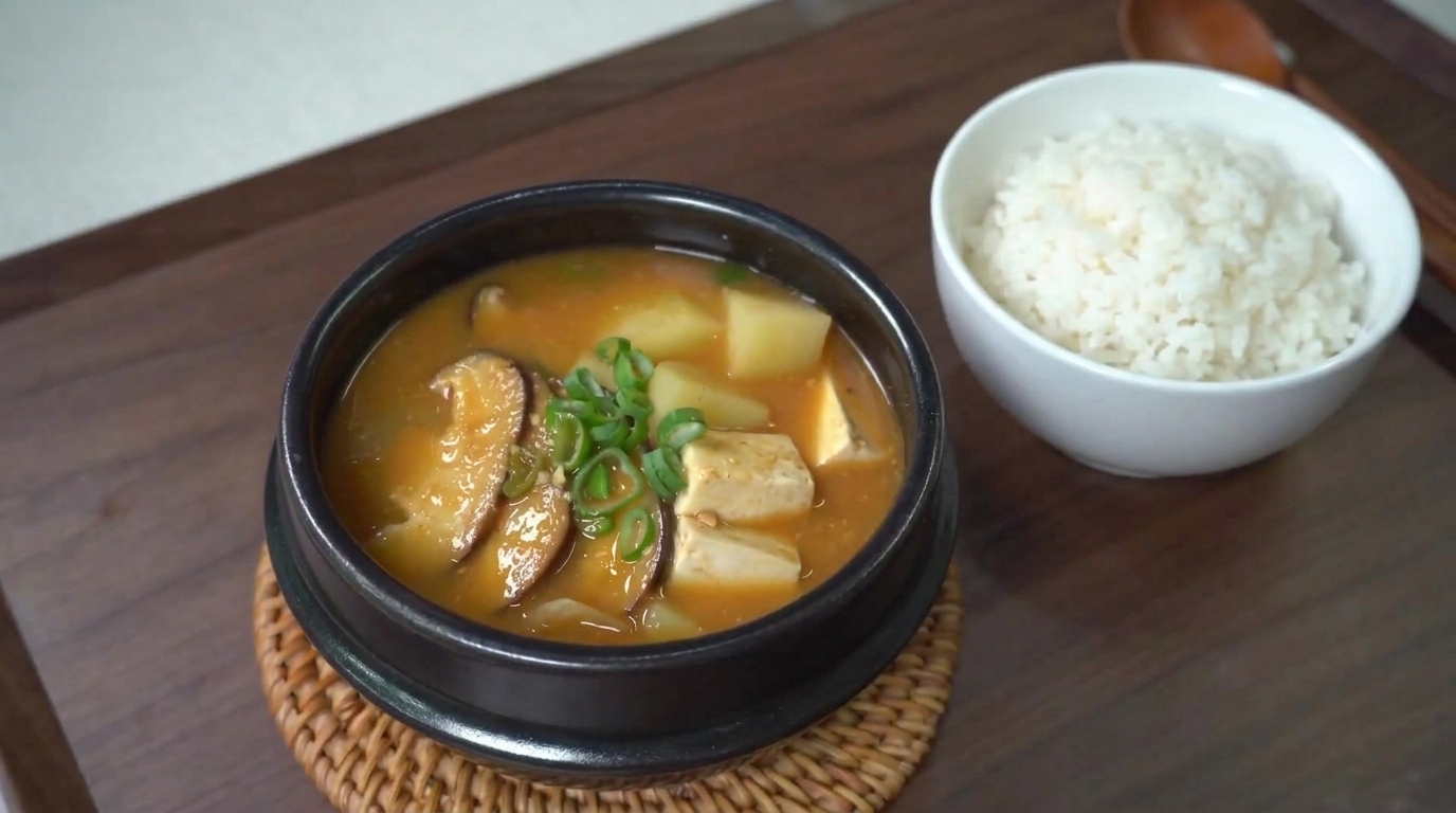 Ragoût traditionnel coréen au soja fermenté (Doenjang Jjigae)