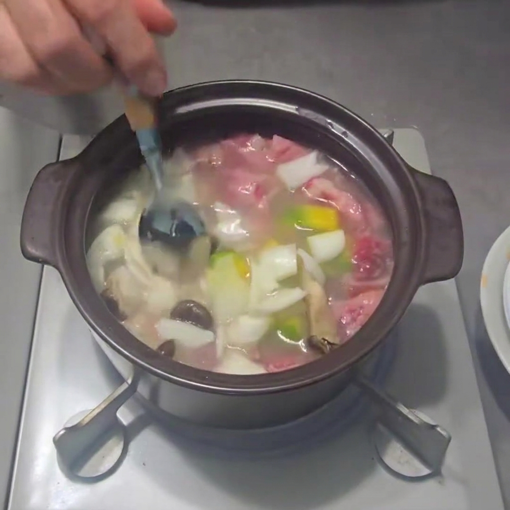 Ciboule parsemée dans la casserole de ragoût.