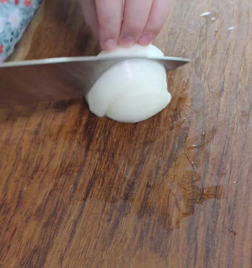 Petits dés doignon sur une planche à découper, prêts pour la cuisson.