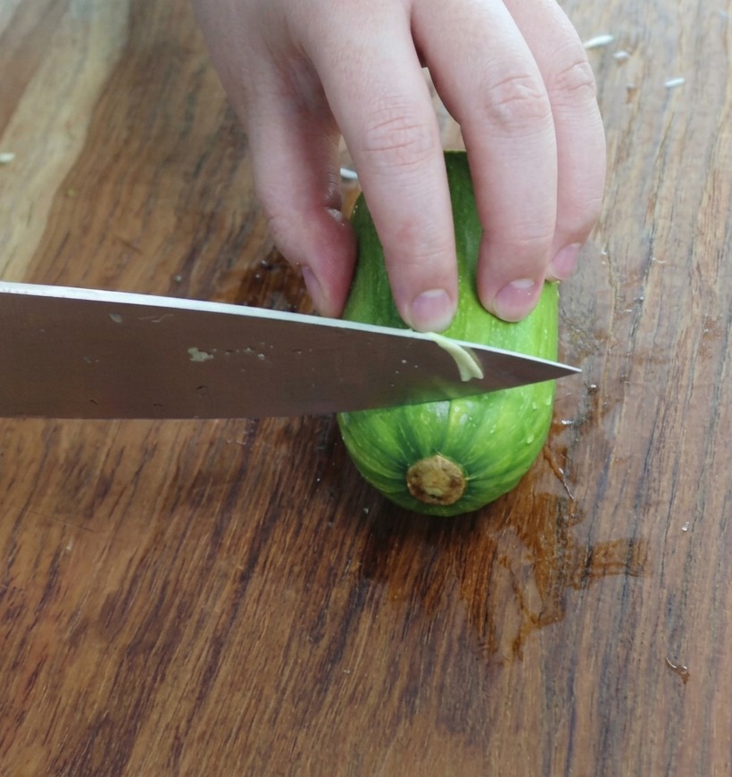 Morceaux de courgette en forme de triangle sur une planche à découper.