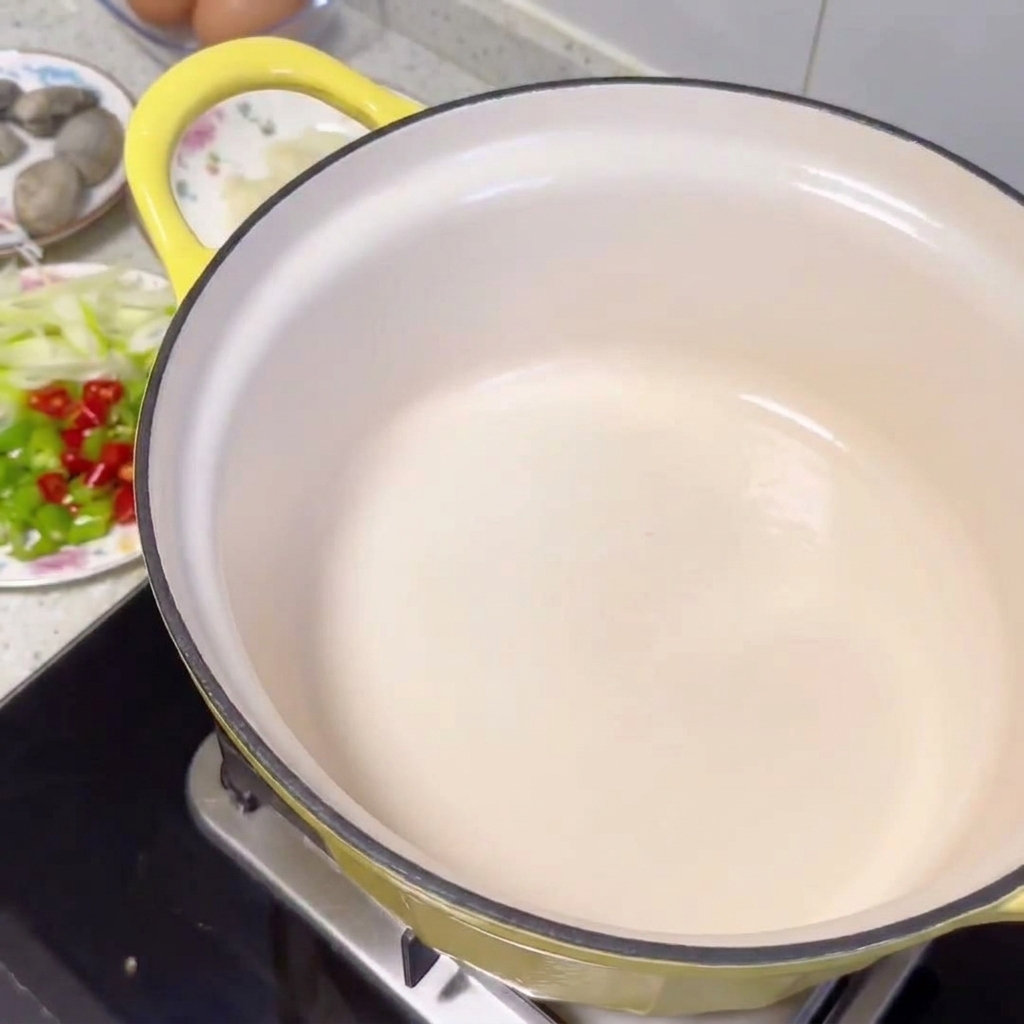 Tranches de bœuf dorerant dans une marmite chaude, libérant leurs sucs.