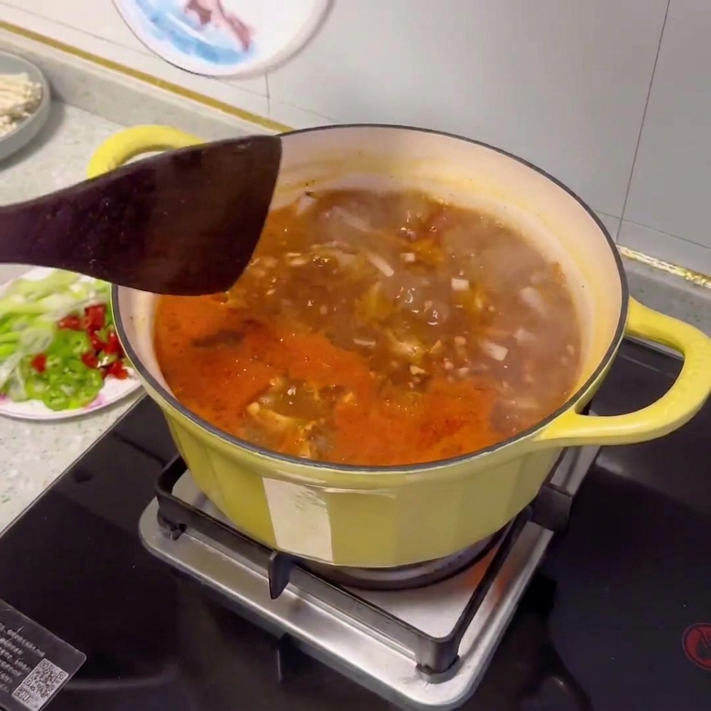Légumes et palourdes ajoutés dans la marmite.