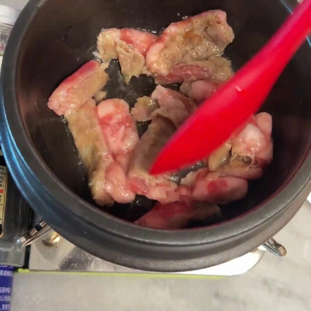 Bœuf en train dêtre sauté et doré dans la marmite chaude.