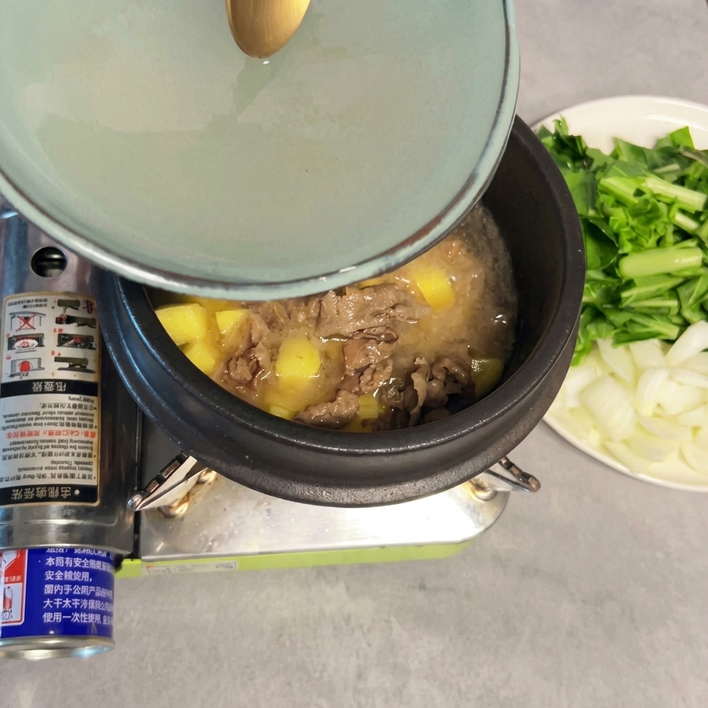 Eau de riz versée dans la marmite, couvrant le bœuf et les pommes de terre.