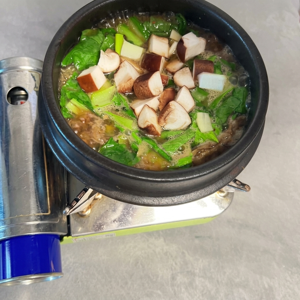 Champignons shiitake coupés en dés dispersés dans le ragoût.