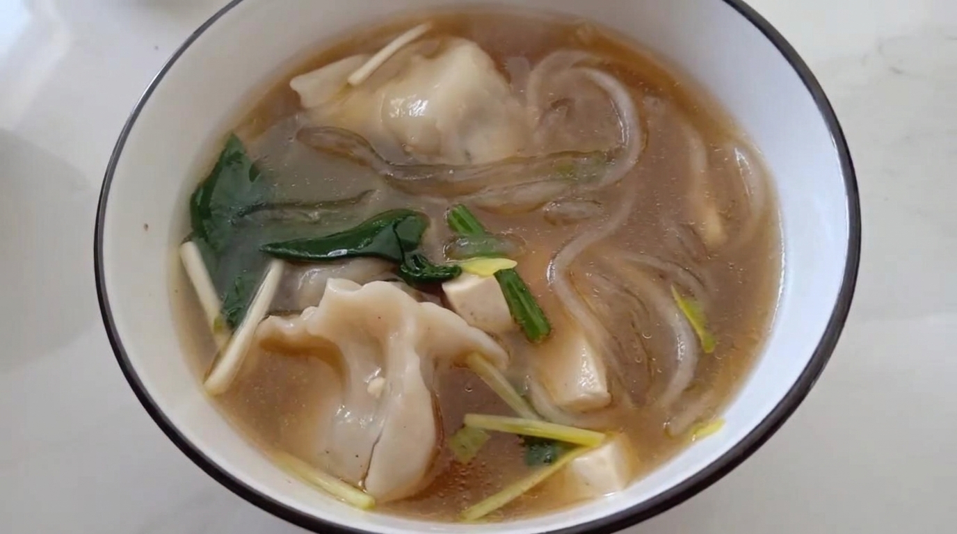 Soupe réconfortante aux raviolis, vermicelles et épinards