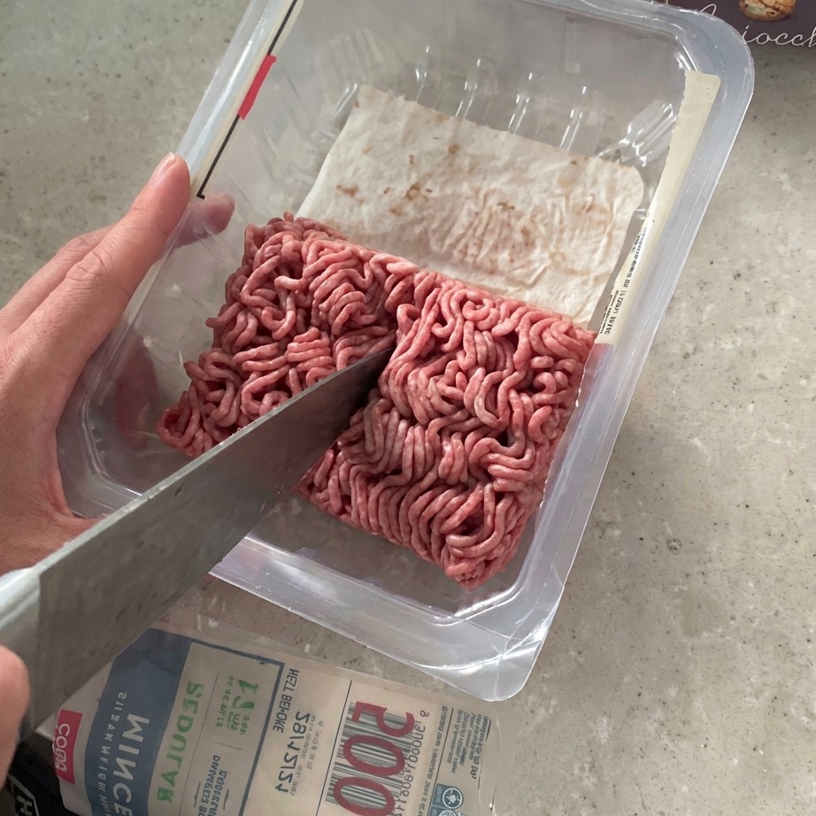 Viande hachée coupée en deux dans son emballage.