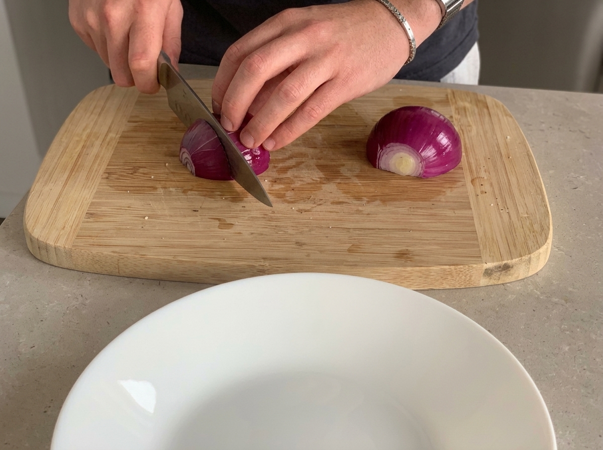 Oignon rouge coupé en petits morceaux.