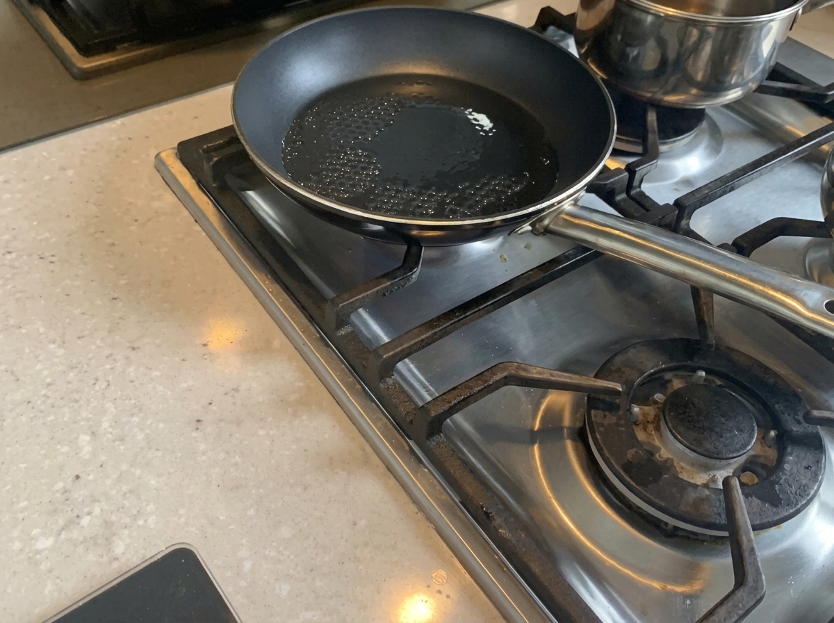 Oignons émincés sautés à la poêle avec de lhuile.