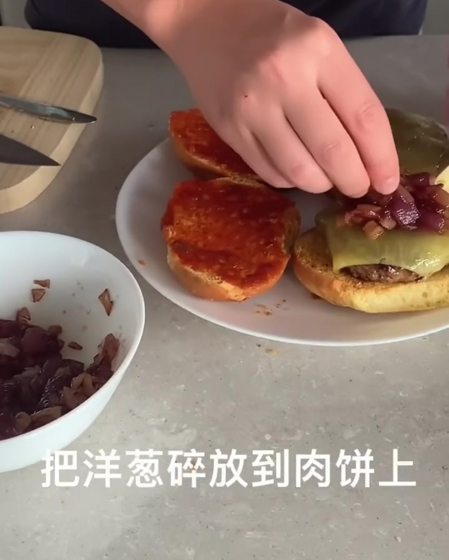 Vinaigre balsamique versé sur des oignons caramélisés.