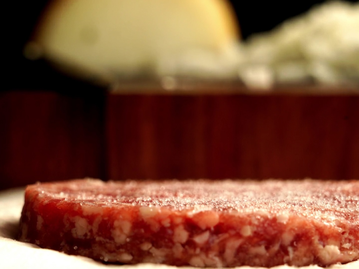 Gros plan sur un steak de bœuf Wagyu australien assaisonné de poivre noir fraîchement moulu.