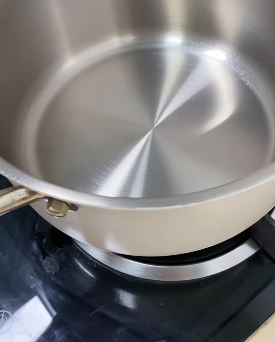 Sucre candi et sucre en poudre fondant doucement dans une poêle pour créer une base de caramel.