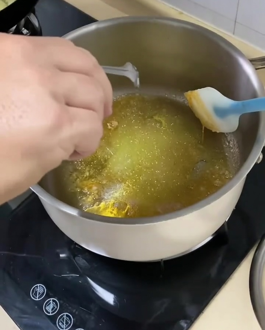 Oignons émincés ajoutés à la poêle avec le sucre caramélisé et les assaisonnements.