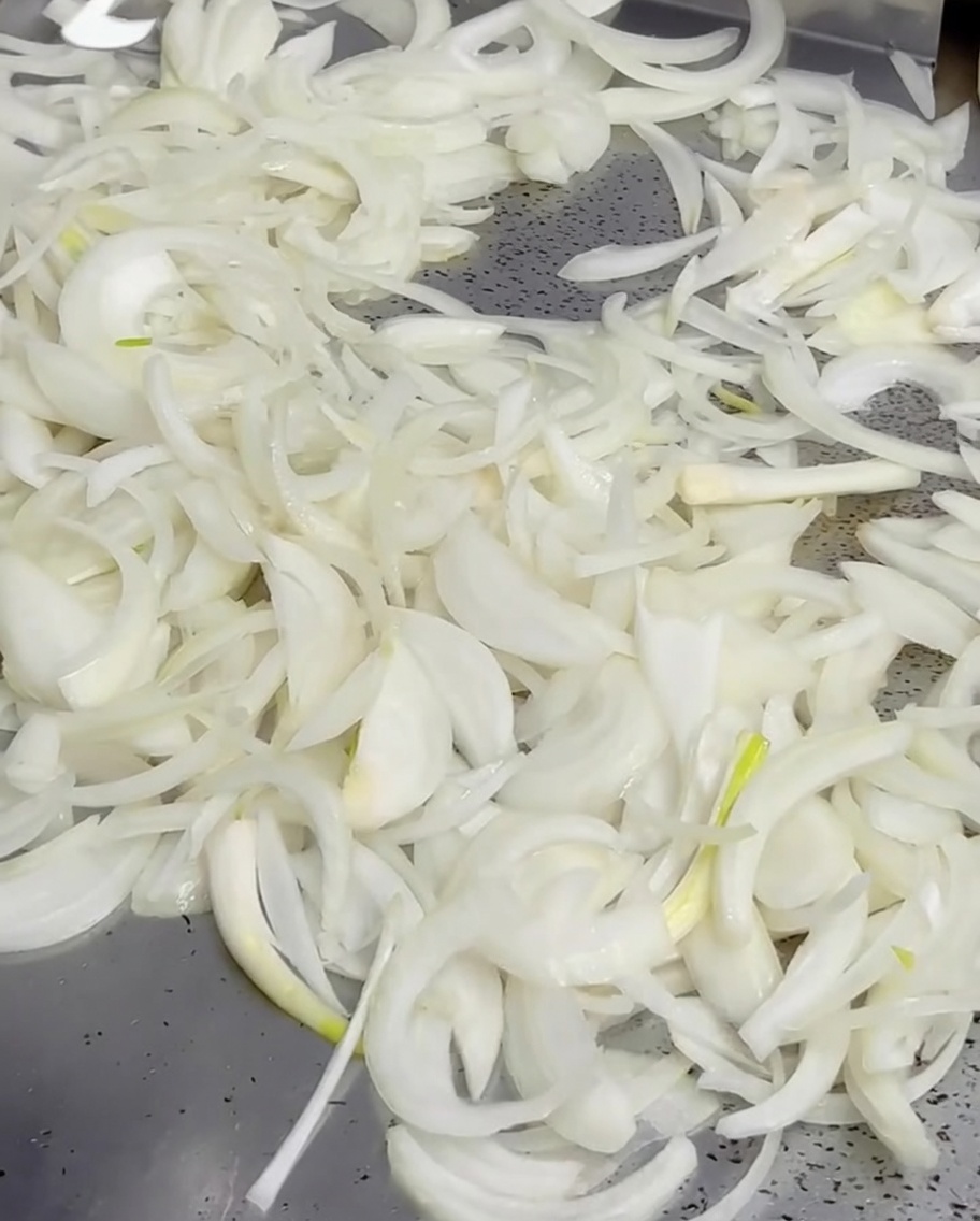 Beurre fondu versé sur les oignons.