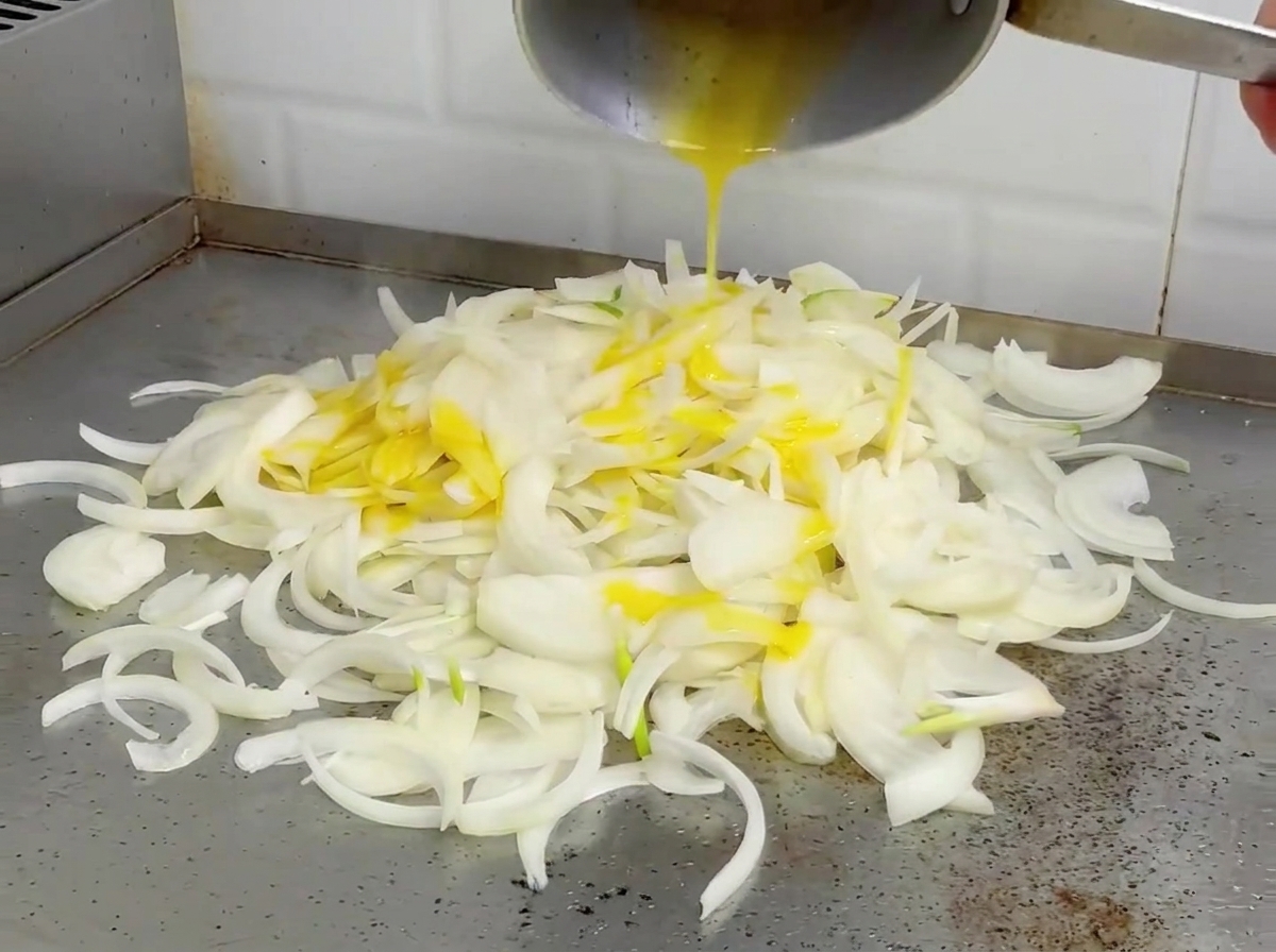 Oignons en train de dorer sur la plancha.