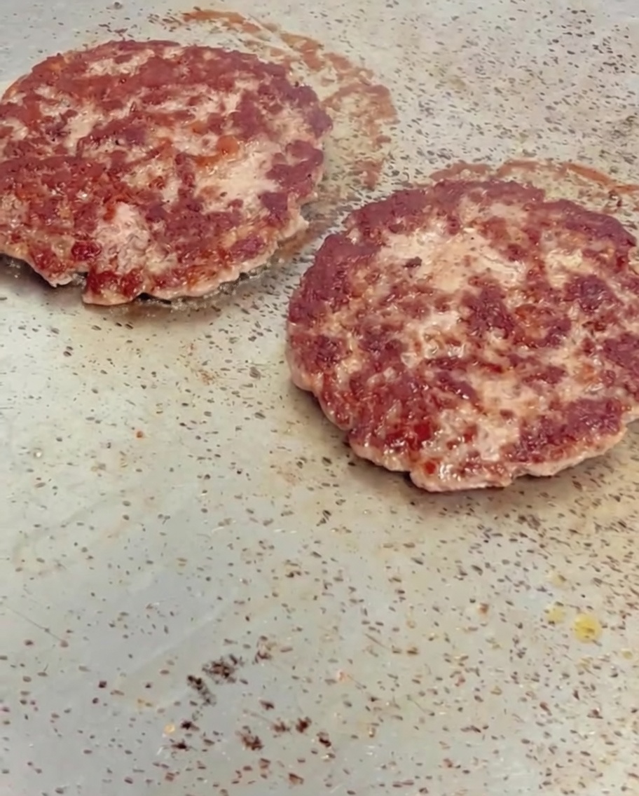 Cheddar fondant sur les steaks hachés.