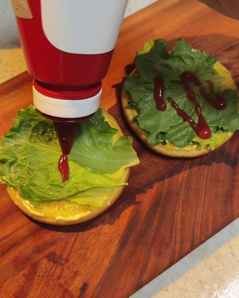 Ketchup versé sur la laitue.
