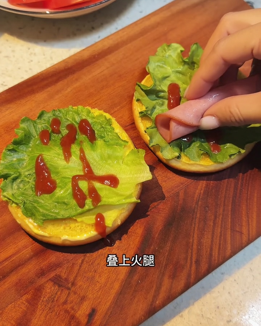Bacon croustillant disposé sur la laitue.