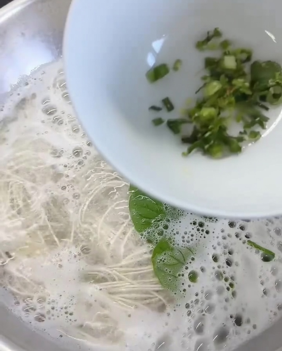 Gingembre haché et coriandre ciselée au fond dun bol de service blanc.