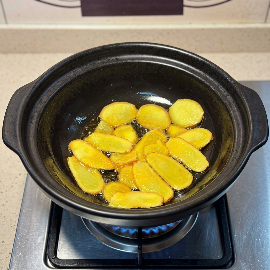 Tranches de gingembre dorées frisant dans lhuile de sésame scintillante.