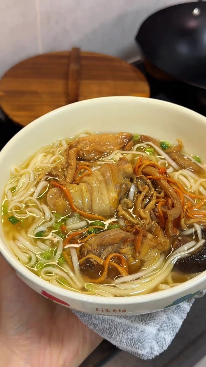 Soupe de nouilles dorées au poulet et champignons