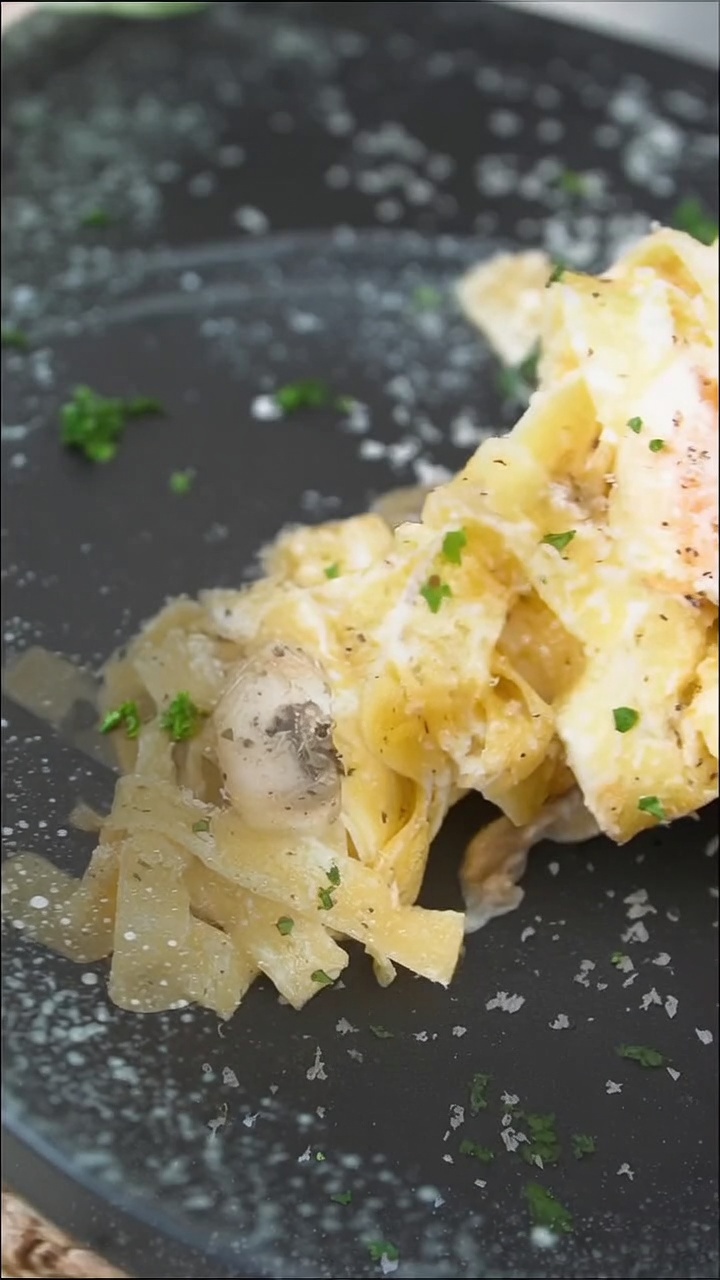 Pâtes crémeuses aux champignons et à la truffe noire