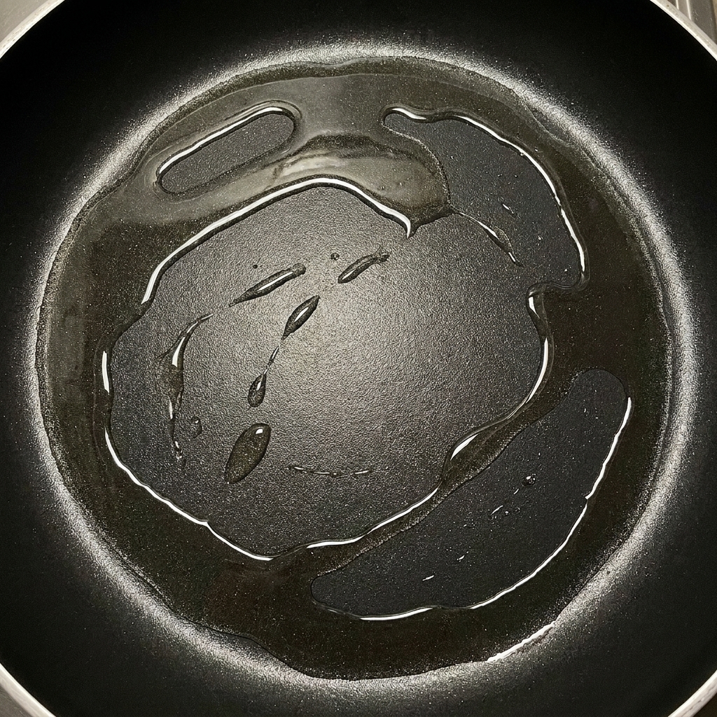 Tranches de bacon croustillantes dans une poêle avec le gras fondu.