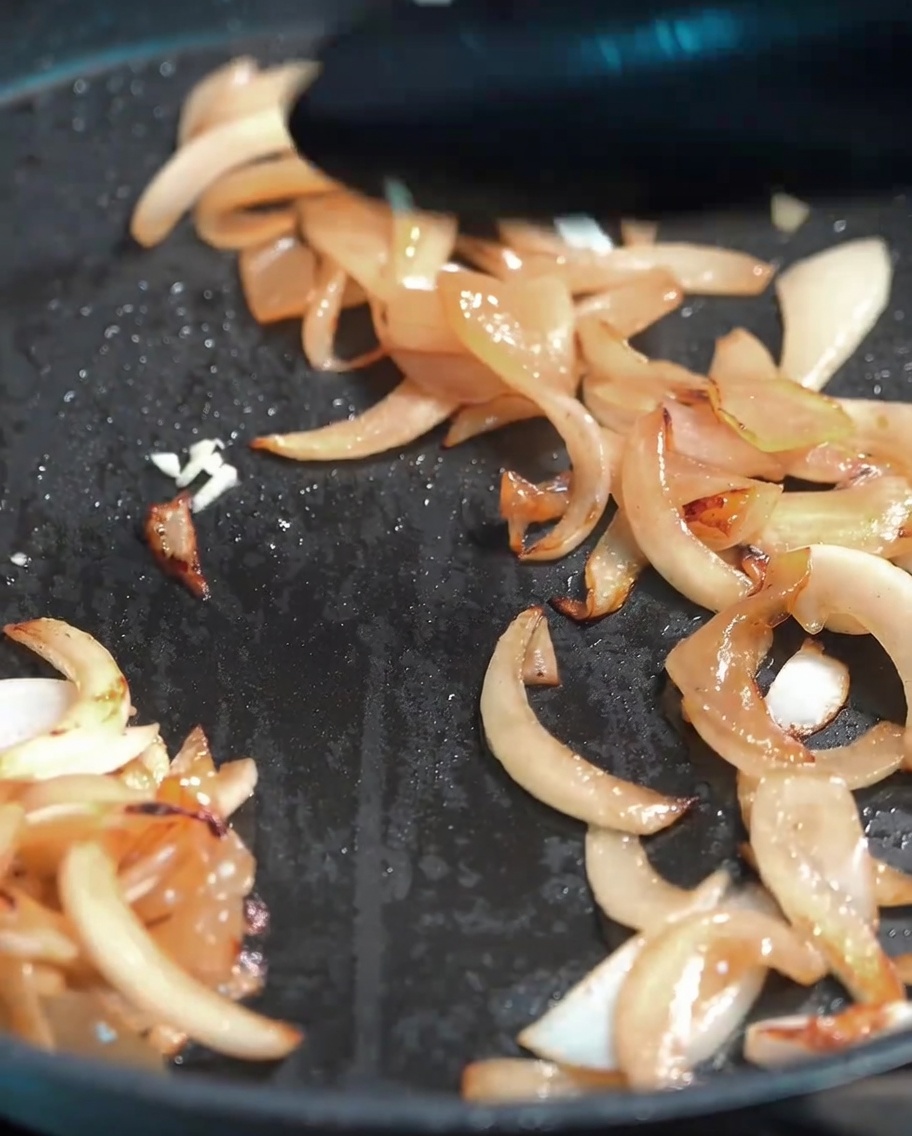 Ail frais haché ajouté aux oignons fondants.