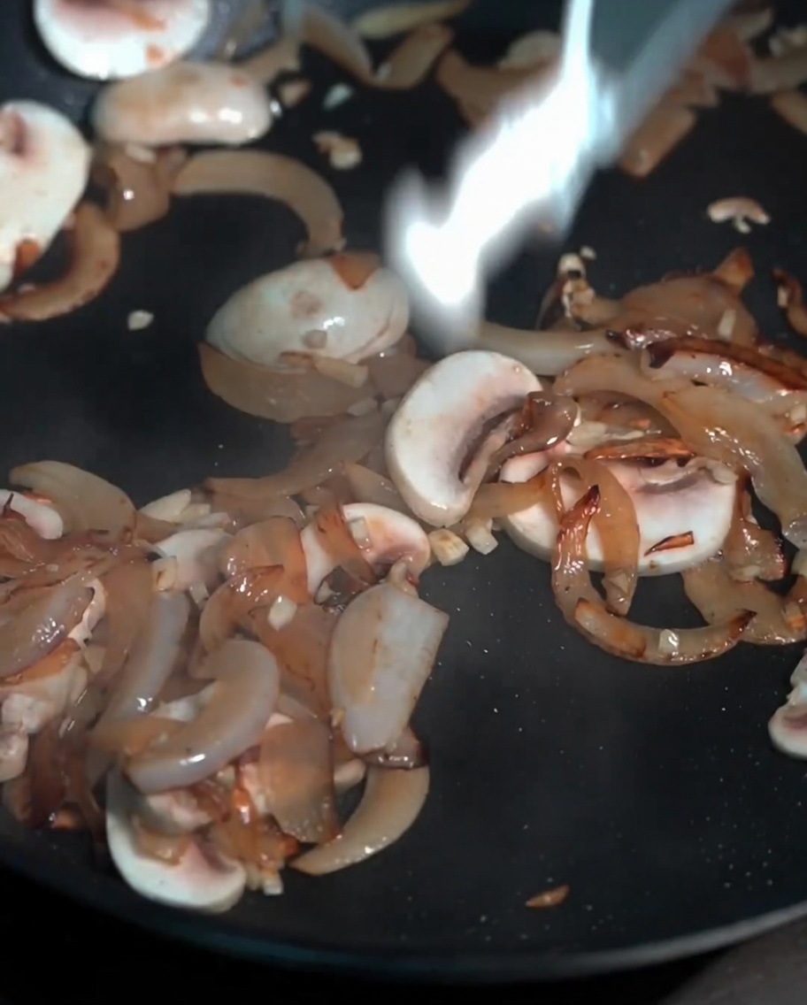 Assortiment de champignons sautant dans une poêle.