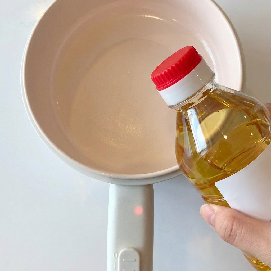 Gros plan dail haché grésillant dans de lhuile de cuisson chaude dans une petite casserole.