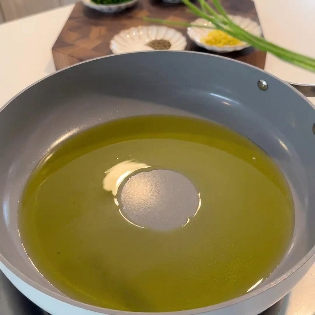 Tiges de persil, zeste de citron et piment sautés dans une poêle avec de lhuile à lail.
