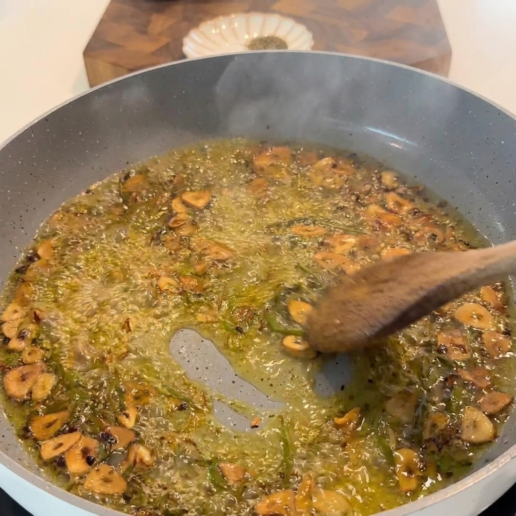 Jus de citron frais pressé dans la poêle avec lail et les herbes.