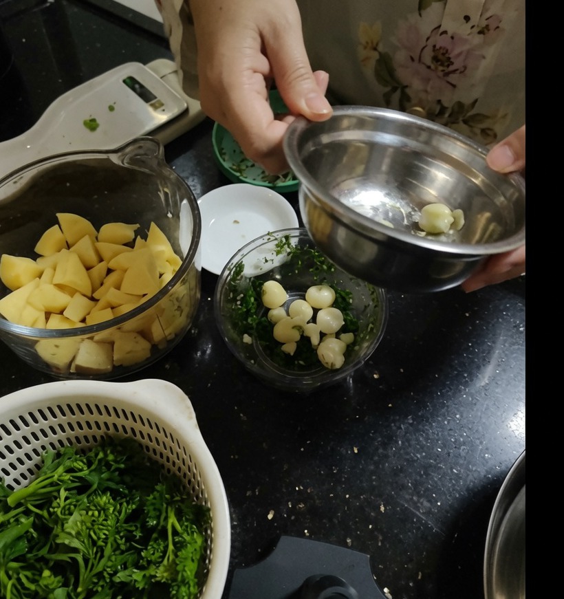 Gousses dail épluchées dans le bol dun mini-hachoir manuel.