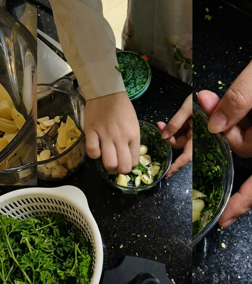 Persil frais ajouté par-dessus lail dans le hachoir.