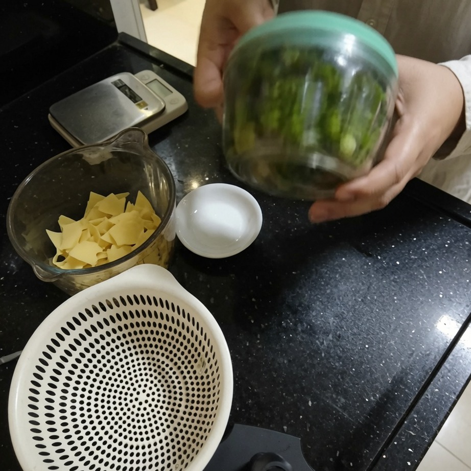 Utilisation dun hachoir à ficelle pour ciseler les herbes.