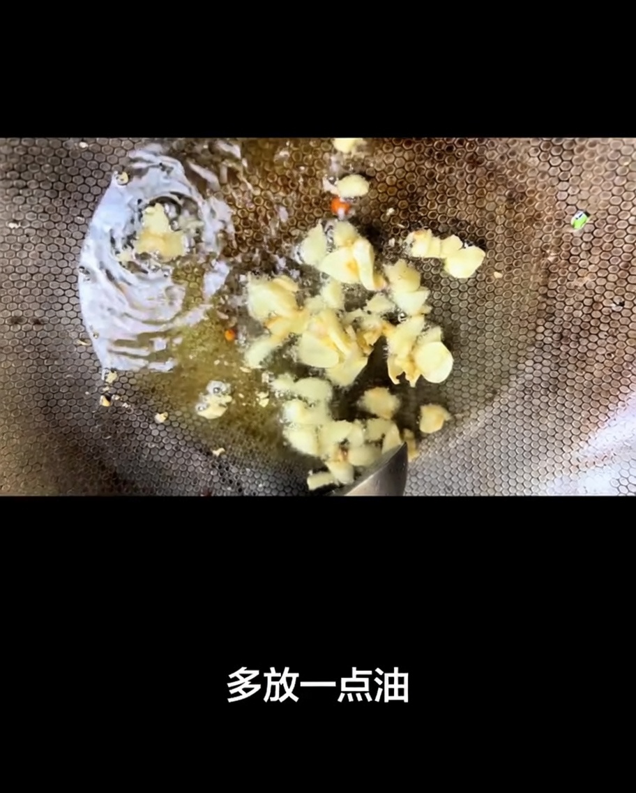 Tranches dail qui frire dans de lhuile chaude dans un wok bien culotté.