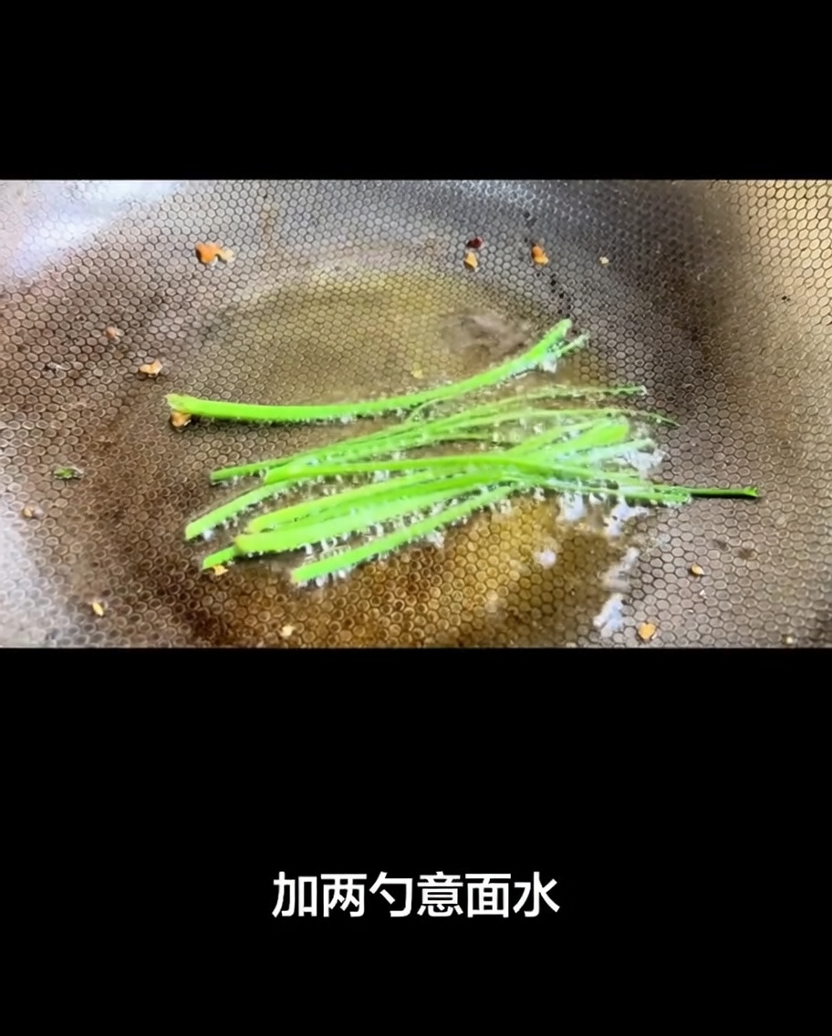 Eau de cuisson des pâtes versée dans le wok chaud, créant une sauce bouillonnante.