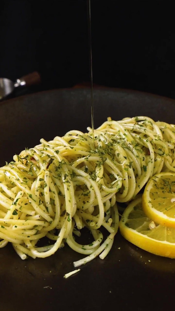 Pâtes classiques à l'ail et à l'huile d'olive (Spaghetti Aglio e Olio)