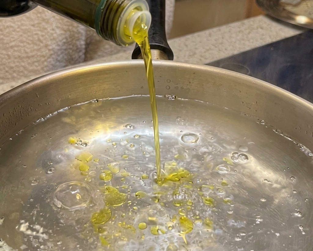 Ajout dhuile dolive dans une casserole deau bouillante.
