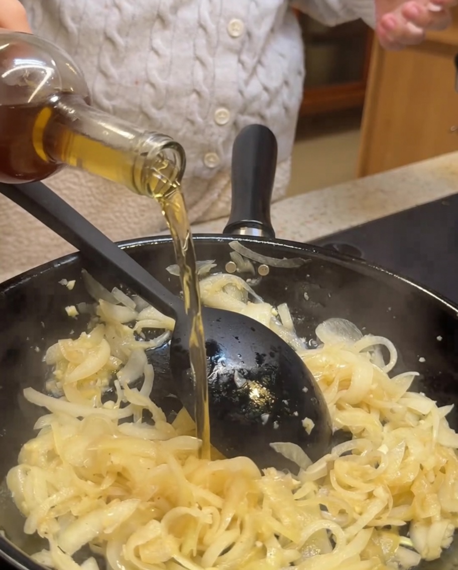 Verser le vin blanc et le vinaigre balsamique dans la poêle.